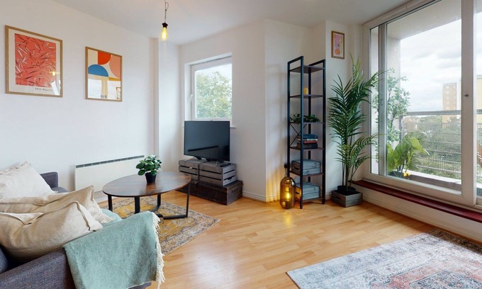 Hackney Central Apartment | Welcoming Hackney Apartment with Spa and Kitchen Amenities