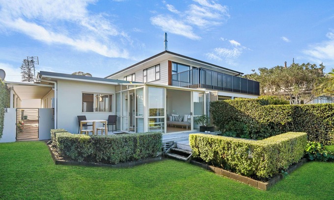 Devonport House | Cozy Oceanfront Retreat with Family-Friendly Amenities