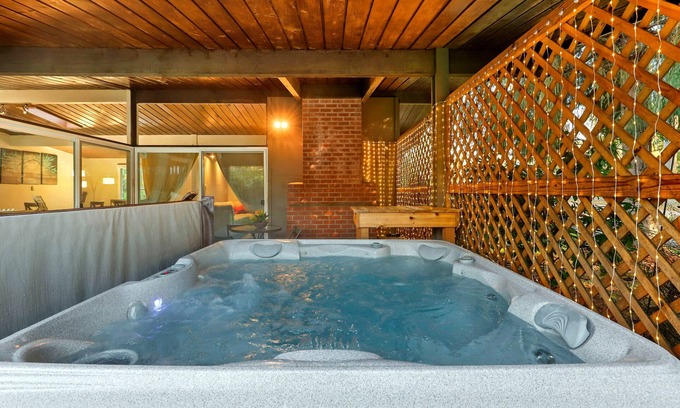 Rollingbay House | Relaxing Retreat with Hot Tub & 2 King Beds near Bangor