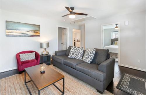 Washington Ave./ Memorial Park House | Inviting Heights 2 BD Bungalow - Family-Friendly Getaway
