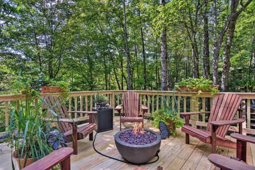 Black Mountain House | Charming Hideaway with Grill, Family-Friendly & Spa Access