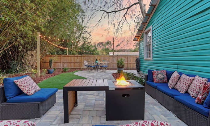 High Springs House | Historic Spring Cottage: Pet Friendly with Spa & Hot Tub