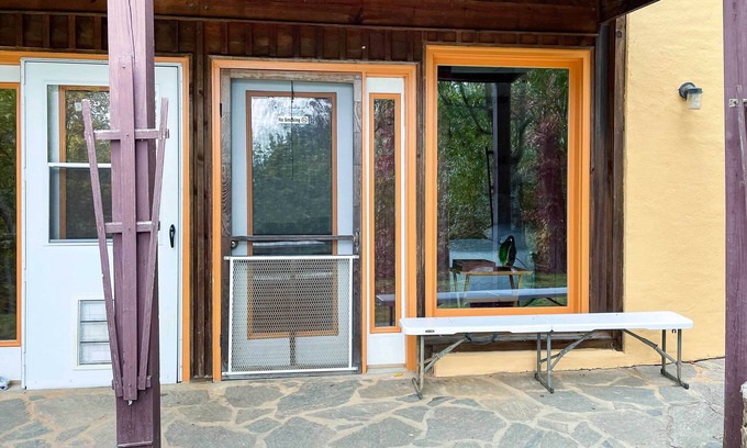 Marshall Apartment | Welcoming 'Hilltop Hideaway' - Ideal for Asheville Getaways!