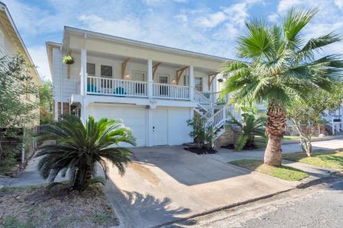 San Jacinto House | Charming Historic Galveston House - Steps to the Beach!