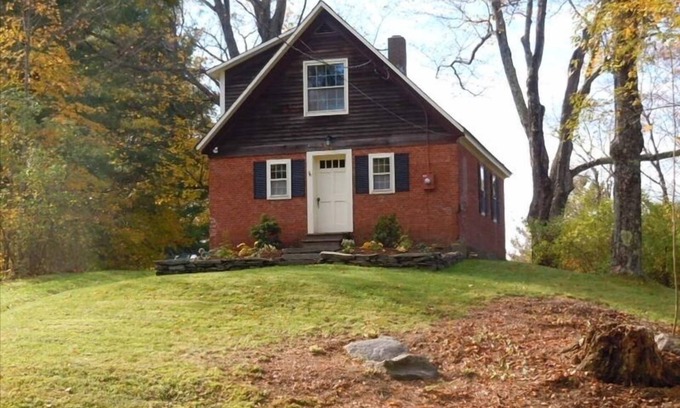 Windsor Cottage | Historic Hilltop Cottage with Pool & Spa, Rated 9.8/10