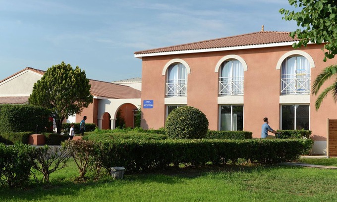 Salleles-d'Aude Apartment | Cozy holiday home with terrace surrounded by vineyards
