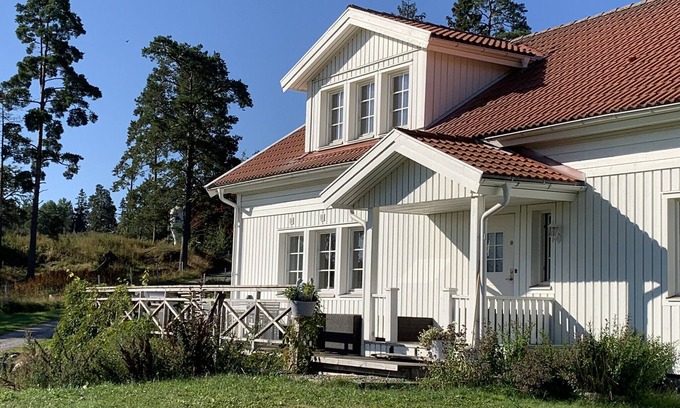 Molnbo Ski Chalet | Charming Lake View Holiday Home on Horse Farm Near Stockholm