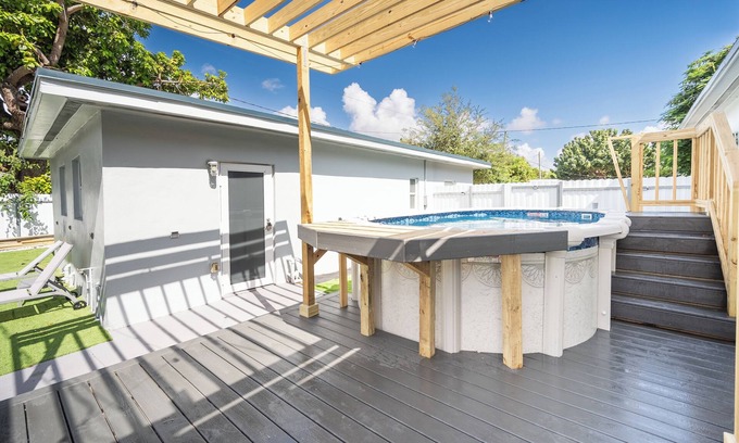 Parkside House | Inviting Hollywood Retreat with Pool and Free Parking