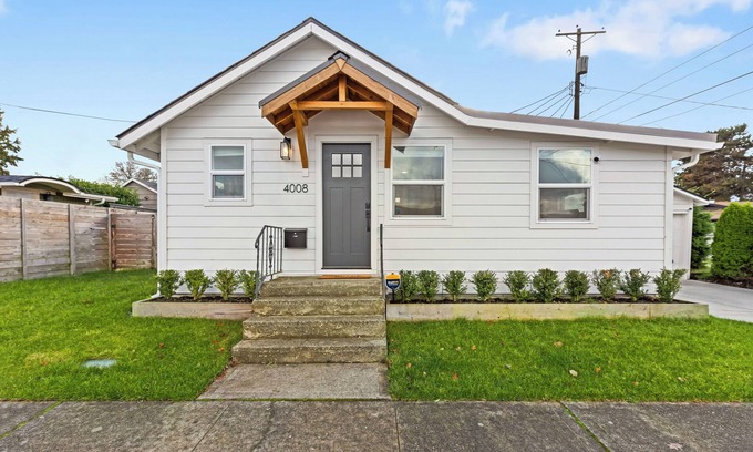 South Tacoma House | Cozy Home 2br+1ba with Portable AC- Pet Friendly, 3.3miles to Tacoma Dome