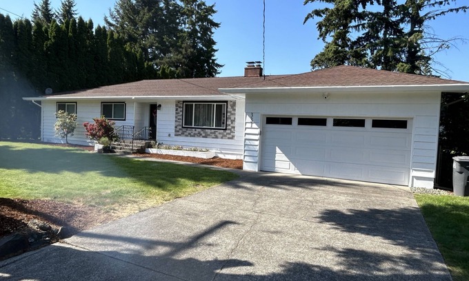 Puyallup House | Guest Rated: 9.8 - Cozy Home Near State Fair with Kitchen