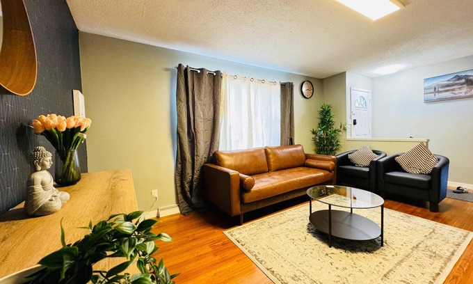Southwest Calgary House | Charming Escape - Just 8 Mins to Downtown with Hot Tub!