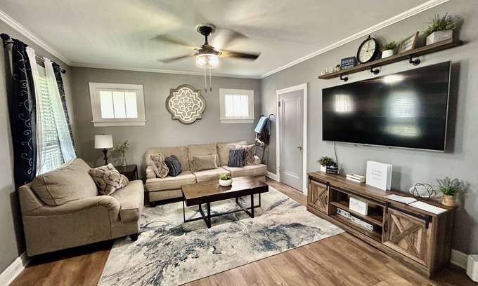 Weirton House | Cozy Home Away from Home *10 min from Franciscan University*