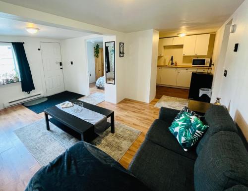 Trail Apartment | Welcoming Home with Pet-Friendly Amenities and Breakfast
