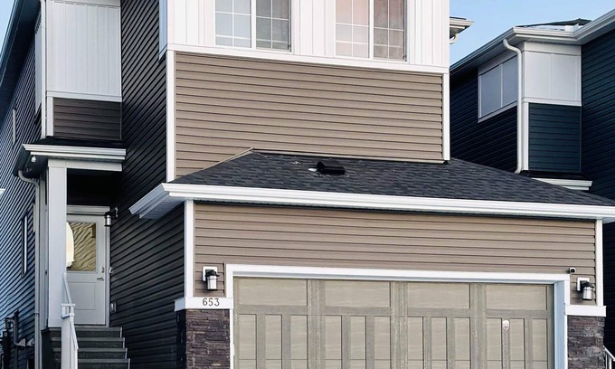 Calgary House | Inviting Retreat Near the Mountains - Pet & Child Friendly