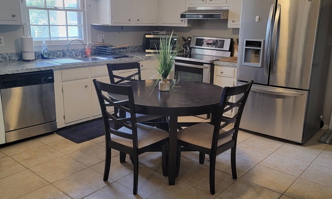 Fredericksburg House | Inviting Retreat Near Downtown with Breakfast & Pet-Friendly