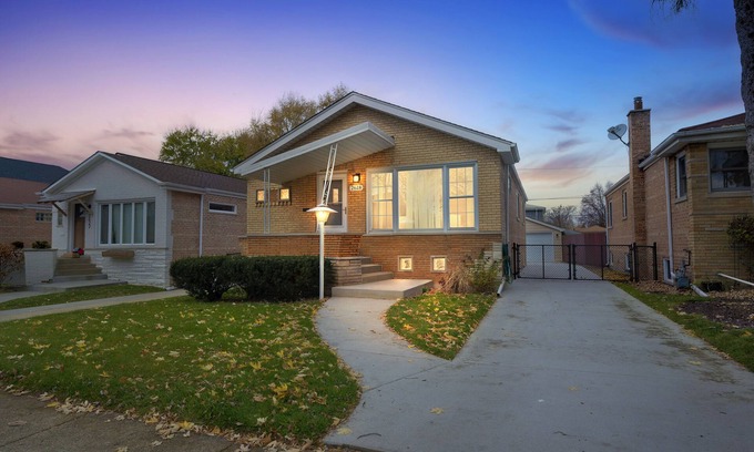 Evergreen Park House | Inviting Extended Stay Near Chicago with Family-Friendly Amenities