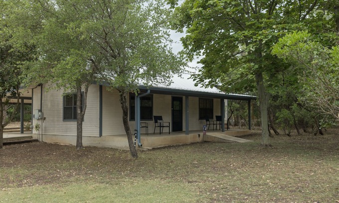 Concan House | Ideal Retreat for Small Families with Pool and Kitchen