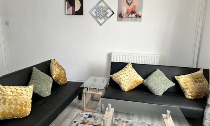 King's Norton House | Comfortable Kings Norton Retreat with Free Parking & Spa