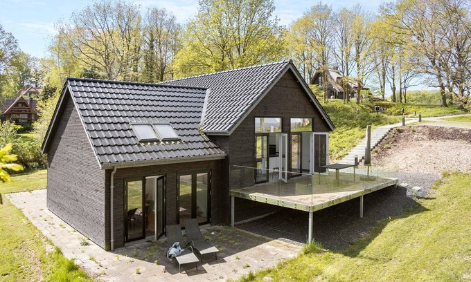 Vedelshave House | Cozy 3-Bedroom Stay with Oceanfront Views in Asperup
