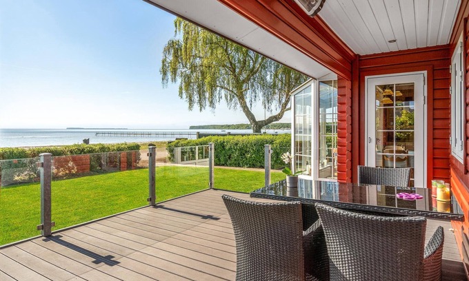 Bjert House | Inviting Cottage with Breathtaking Sea Views and Spa Access
