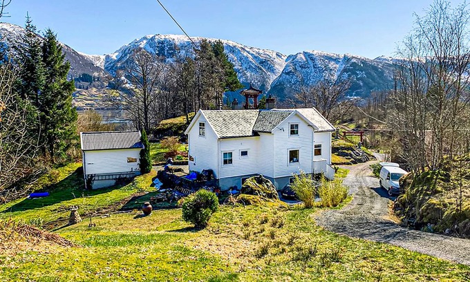 Osteroy House | Scenic Cottage with Lake View & Spa in Natural Park