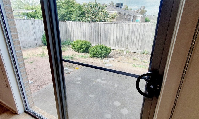 Tarneit House | Charming Central Home with Breakfast and Family Amenities