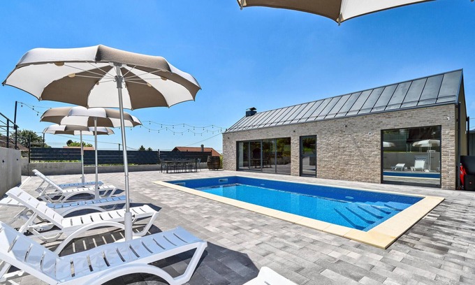 Dugo Selo House | Modern Vacation Home in Dugo Selo with Private Pool