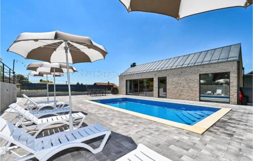 Dugo Selo House | Inviting Getaway in Dugo Selo with Pool and WiFi
