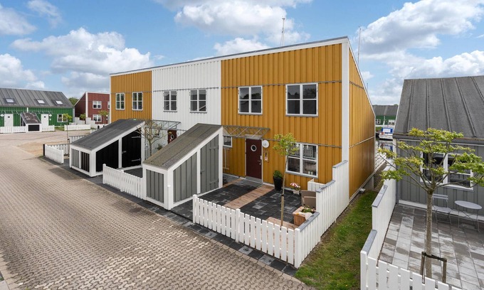 Øer Strand House | Enjoy Your Vacation by the Water with Top Amenities