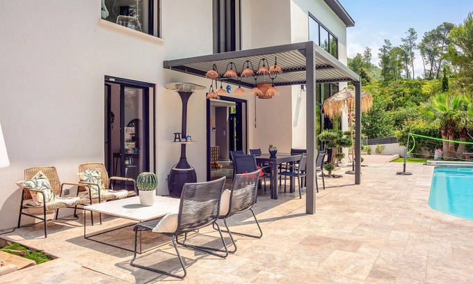 Gemenos House | Relax in a 4 Bedroom Retreat in Gémenos with Private Pool