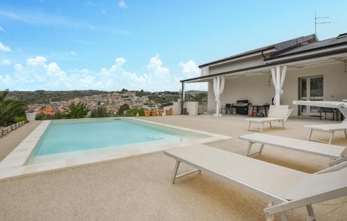 Giarratana House | Inviting Home in Giarratana with Pool and Kitchenette
