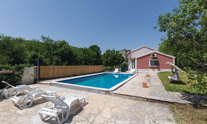Muc House | Family-Friendly 3 Bedroom Retreat in Gizdavac with Pool