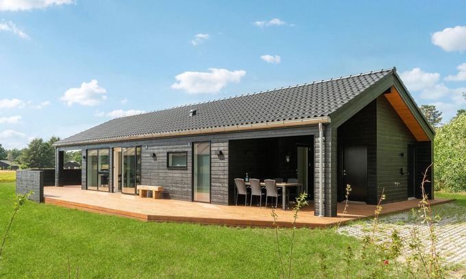 Grenaa House | Inviting Cottage with Oceanfront Views and Spa Amenities