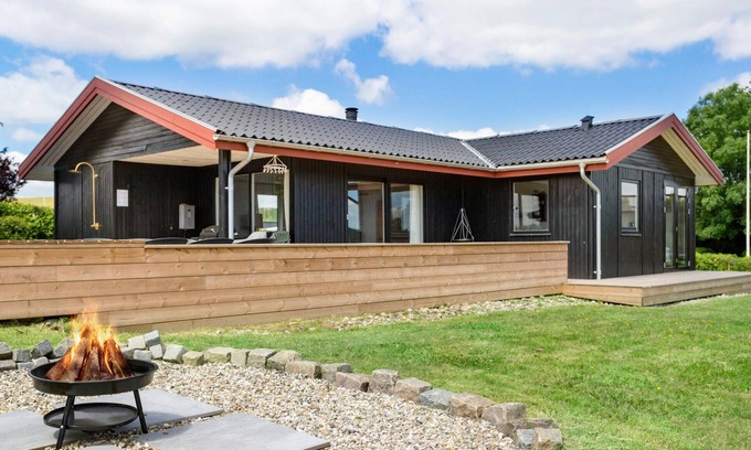 Vikær Strand House | Relax by the Sea: Family-Friendly Vacation Home with Spa