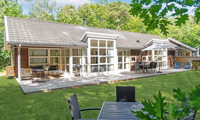 Hasle House | Inviting Coastal Retreat with Ocean Views and Spa Access
