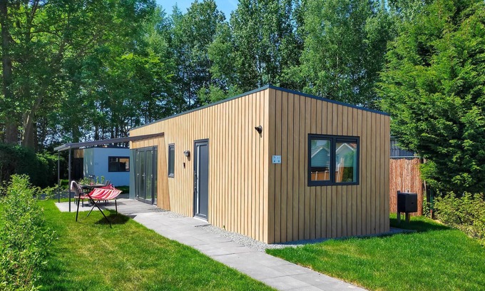 Heinkenszand House | Cozy Cottage by the Lake: Pet-Friendly Retreat in Nature