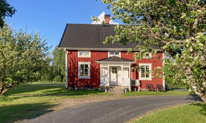 Hestra House | Welcoming Cottage Retreat with Lake Views and Spa Access