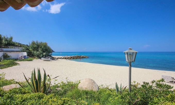 Isca Marina House | Cozy Oceanfront Vacation Home in Calabria's East Coast