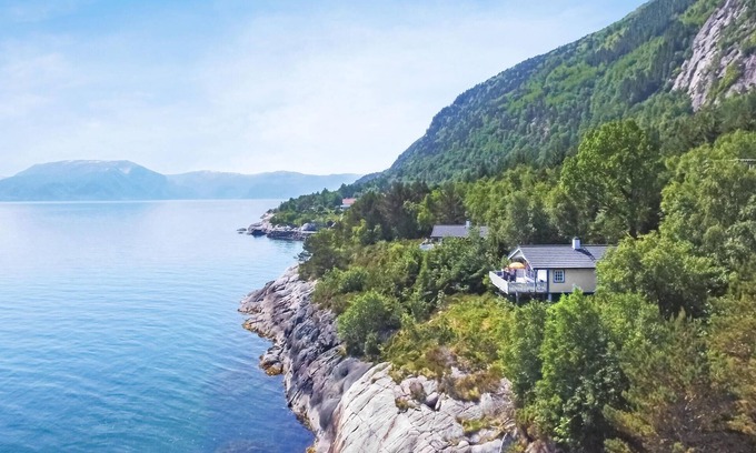 Brekke House | Scenic Cottage with Panoramic Views of Sognefjord