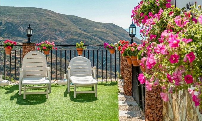 Mecina Bombaron House | Inviting 1 Bedroom Home with Pool in Mecina Bombarn