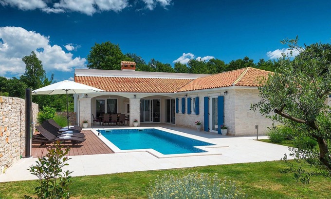 Sveta Nedelja House | Pet-Friendly 4 Bedroom Retreat in Nedescina with Pool