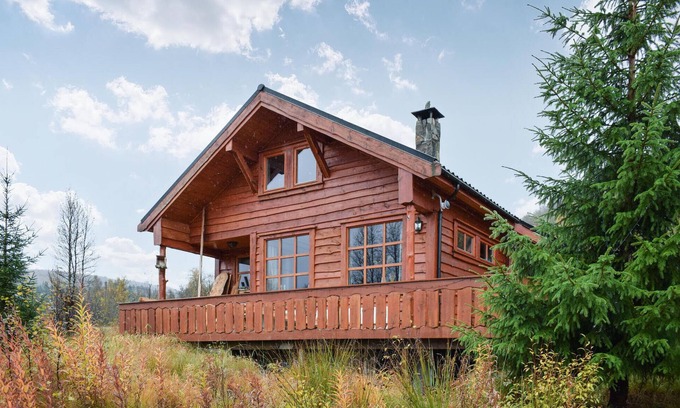 Kvam House | Relaxing 5-Bedroom Retreat with Lake View in Norheimsund