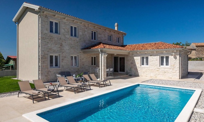 Fiorini House | Ideal 4 Bedroom Retreat in Novigrad with Oceanfront Views
