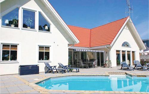 Nybrostrand House | Relaxing Retreat in Nybrostrand with Sauna and Pool