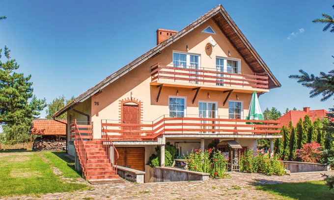 Orzysz House | Idyllic Cottage Retreat with Lake Views and Spa Access