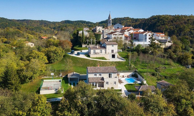 Beram House | Comfortable 3 Bedroom Retreat in Scenic Pazin with Pool