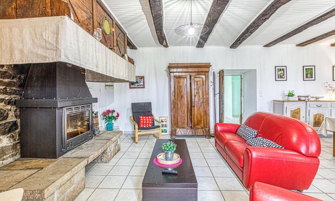 Pierrefiche House | Cozy 2 Bedroom Stay with Spa and Breakfast in Pierrefiche