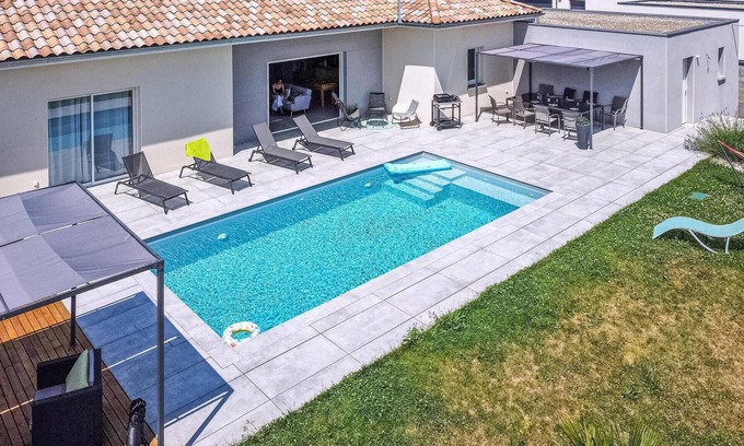 Pont-Eveque House | Family-Friendly Retreat with Private Pool & Nearby Activities