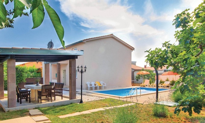 Skatari House | Spacious 4 Bedroom Retreat in Pula with Private Pool