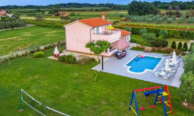 Muntic House | Relax and Unwind in Your Perfect Vacation Home Retreat